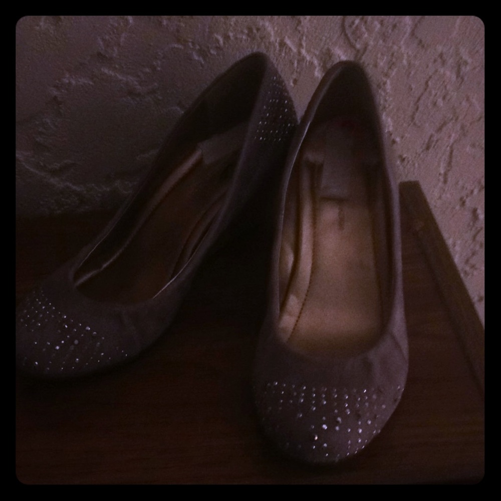 Basic gray suede but dazzled size 6 1/2 wedge